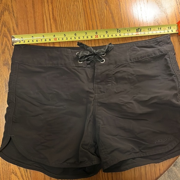 Patagonia Womens Wavefarer Board Shorts Size 2 Black Style 76597 Zip Pocket - Picture 4 of 9